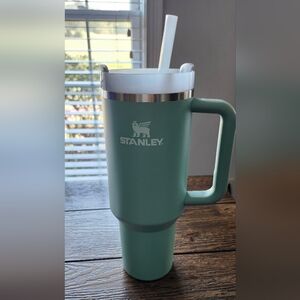 40 oz Stanley cup in Eucalyptus green color.  Excellent used condition.